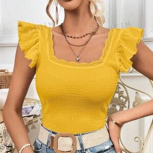 Camiseta ribete con encaje de cuello cuadrado